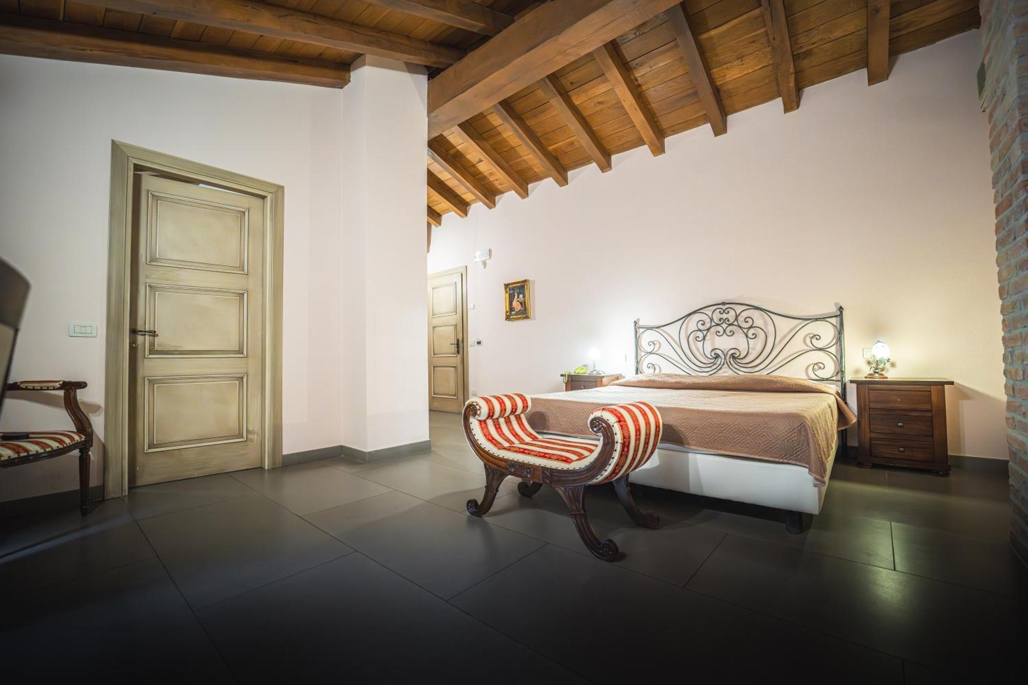 Hotel La Tavola Rotonda Cortemaggiore Екстер'єр фото